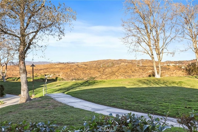 view of yard featuring a mountain view