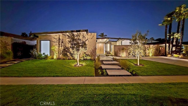 view of front facade with a front yard