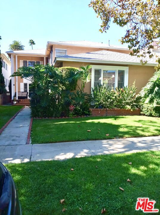 view of front facade with a front yard