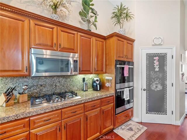 kitchen featuring decorative backsplash, dark hardwood / wood-style floors, and stainless steel appliances