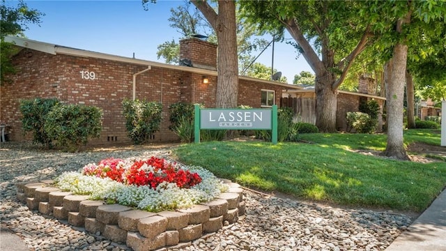 community sign featuring a yard