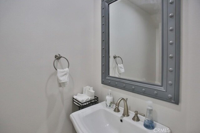 bathroom featuring sink