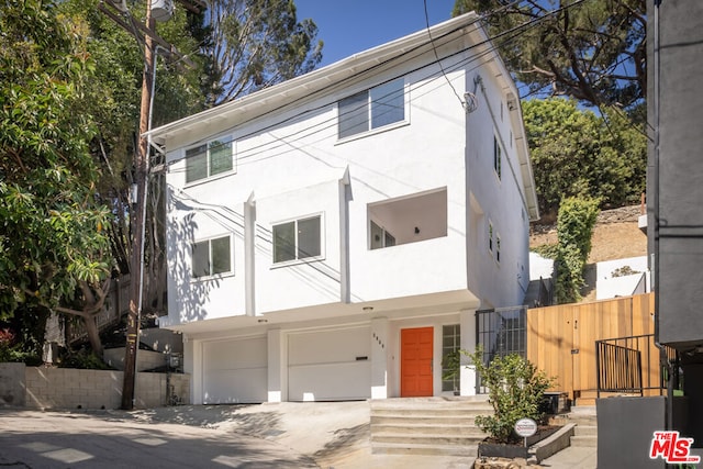 view of front facade featuring a garage