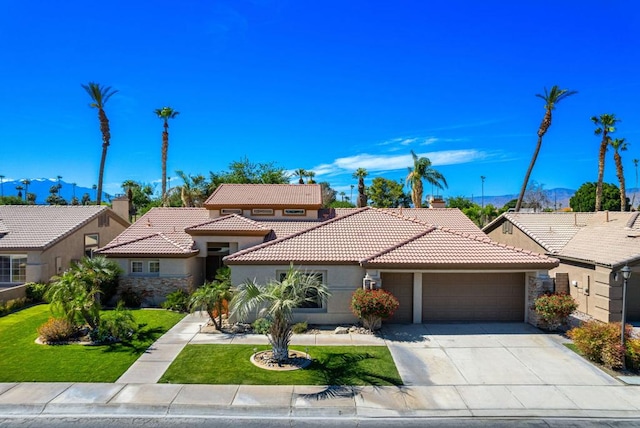 view of front of house featuring a front yard and a garage