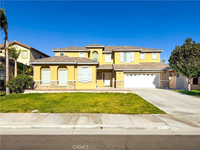 view of front of property featuring a front lawn and a garage