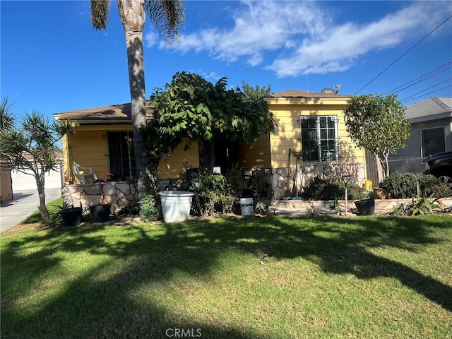 view of front of home featuring a front lawn