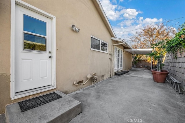 entrance to property featuring a patio