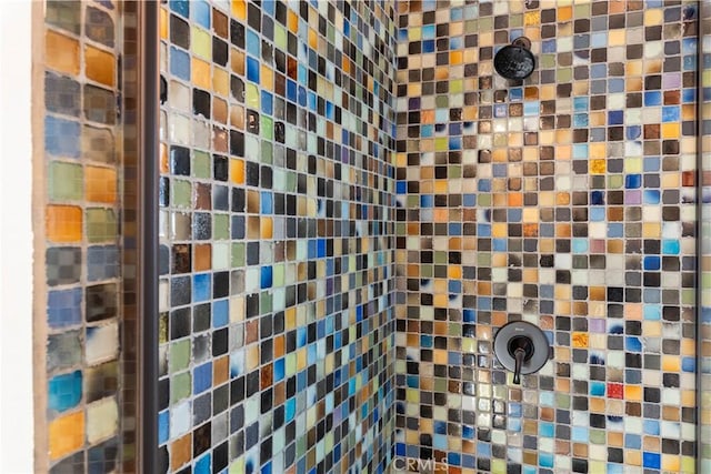 bathroom featuring a tile shower