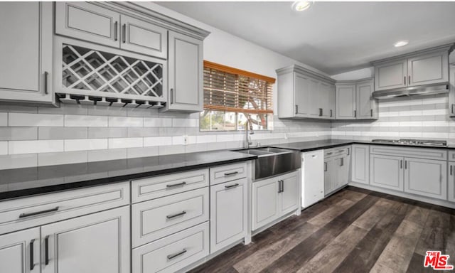 kitchen with gray cabinets, cooktop, dark hardwood / wood-style flooring, and sink