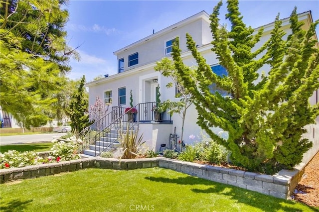 view of front of home featuring a front yard