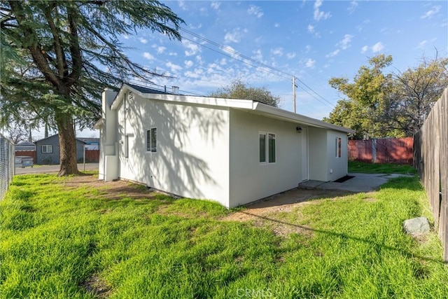 back of house featuring a yard