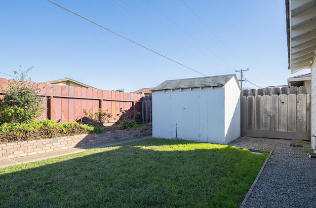 view of yard featuring a shed