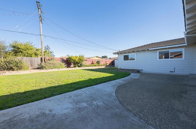 view of yard featuring a patio