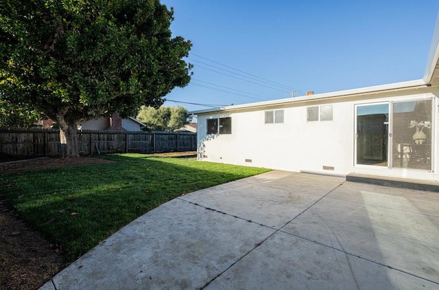 view of yard featuring a patio