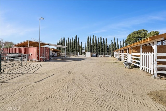 view of yard with an outbuilding