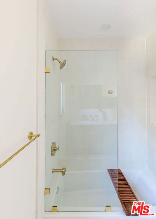 bathroom with shower / tub combination