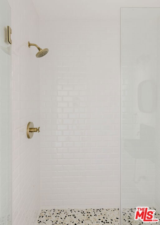 bathroom featuring tiled shower