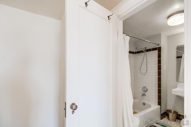 bathroom featuring shower / bath combo