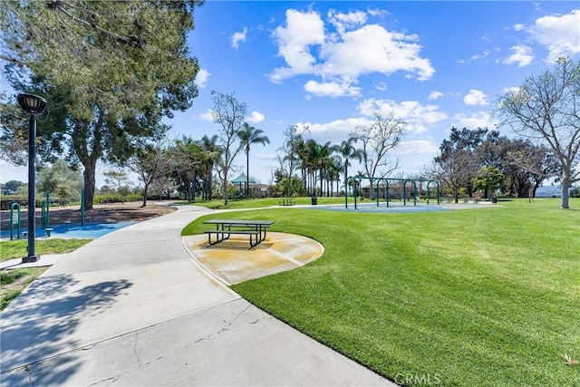 view of property's community featuring a lawn