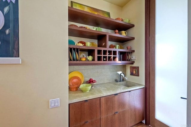 bar with backsplash and sink