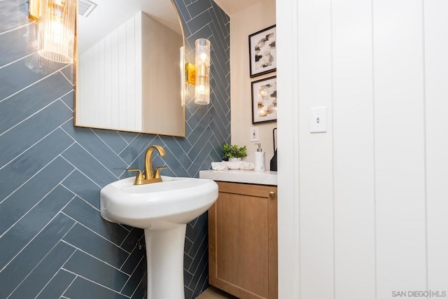 bathroom with decorative backsplash