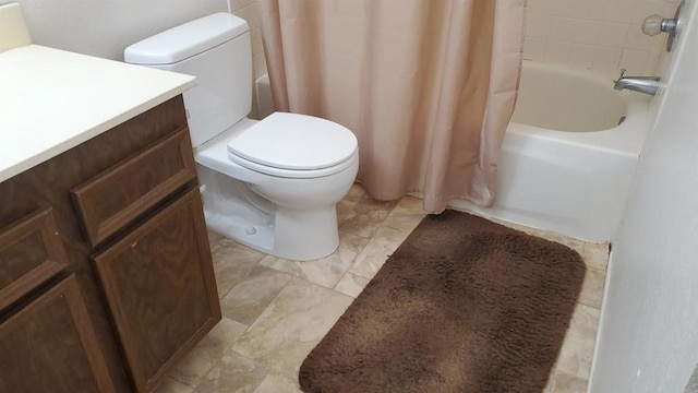 full bathroom featuring shower / bath combo with shower curtain, toilet, and vanity