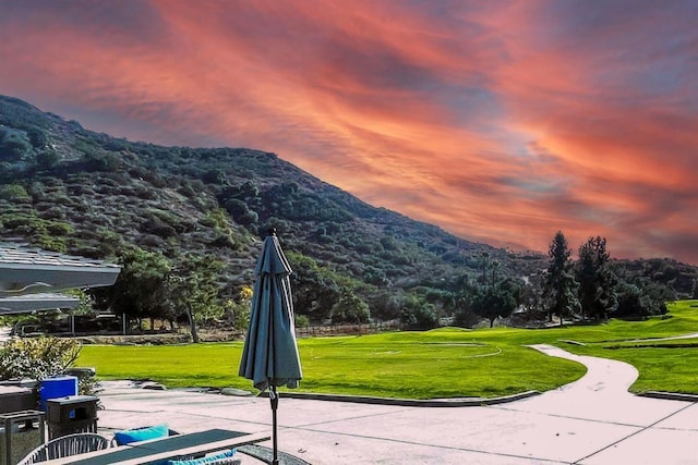 4115 Cyprus Island Ct, Fallbrook, CA 92028 - surrounding community with a mountain view and a yard