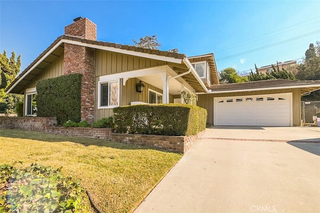 view of front of house featuring a garage and a front yard