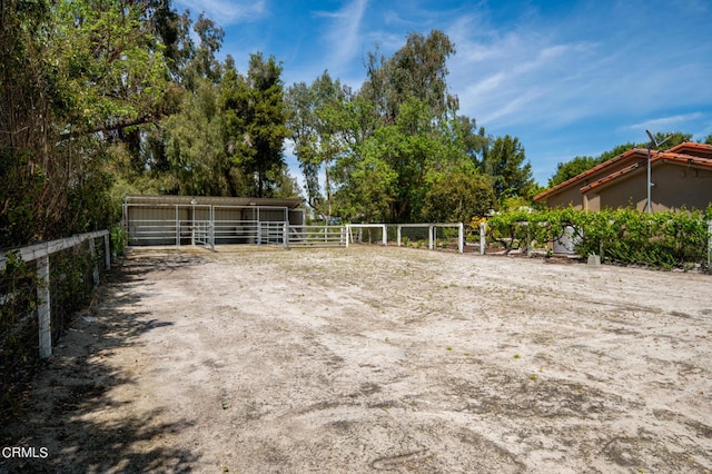 view of yard featuring an outdoor structure