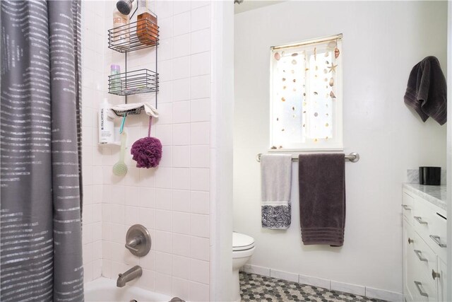 bathroom featuring toilet and shower / tub combo