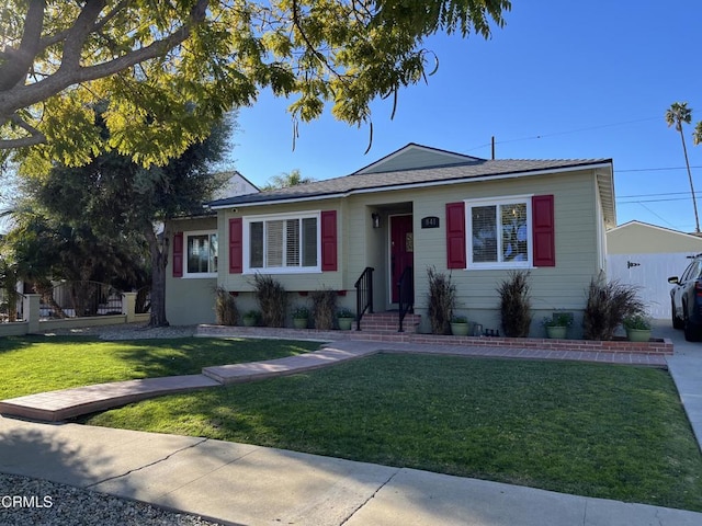 view of front of property featuring a front lawn