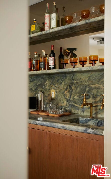 bar with decorative backsplash and sink