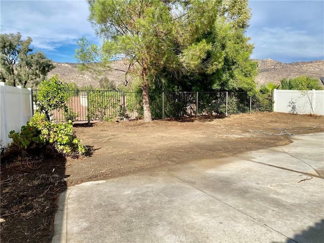 view of yard with a mountain view