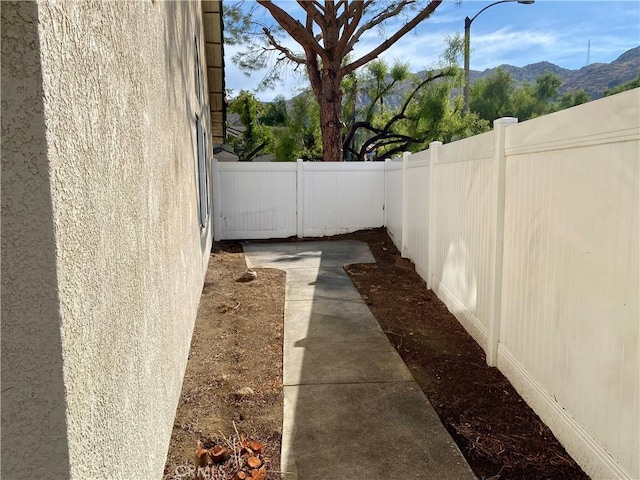 view of yard with a mountain view