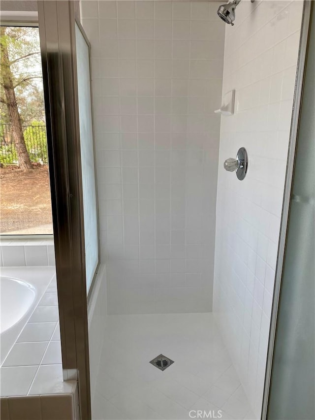 bathroom featuring tiled shower