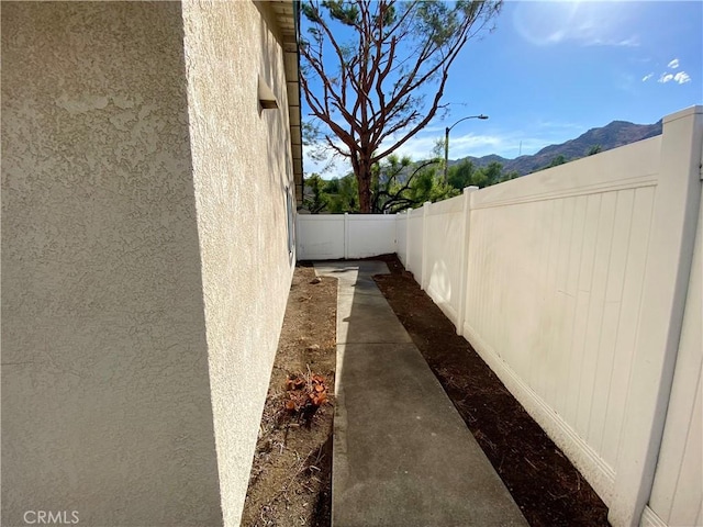 view of yard featuring a mountain view