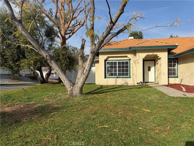 view of front facade with a front lawn