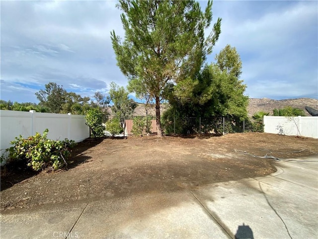 view of yard with a mountain view