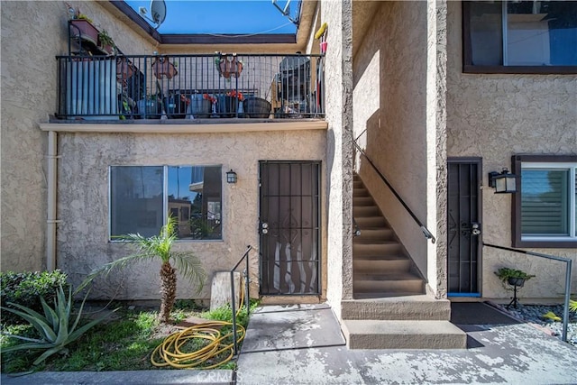 property entrance featuring a balcony