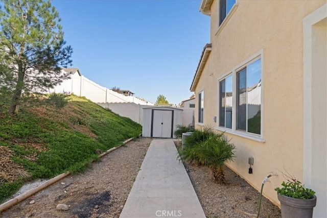 view of yard featuring a storage unit