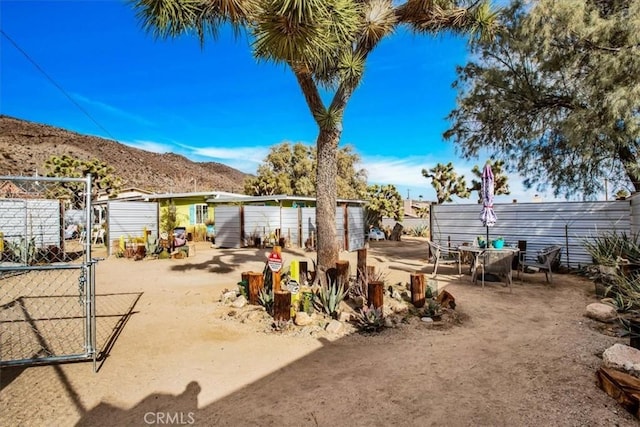 view of yard featuring a mountain view