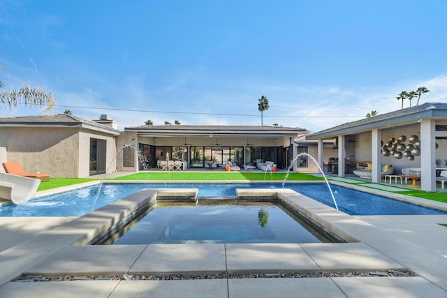 view of pool featuring an in ground hot tub and pool water feature