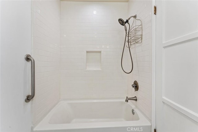 bathroom featuring tiled shower / bath