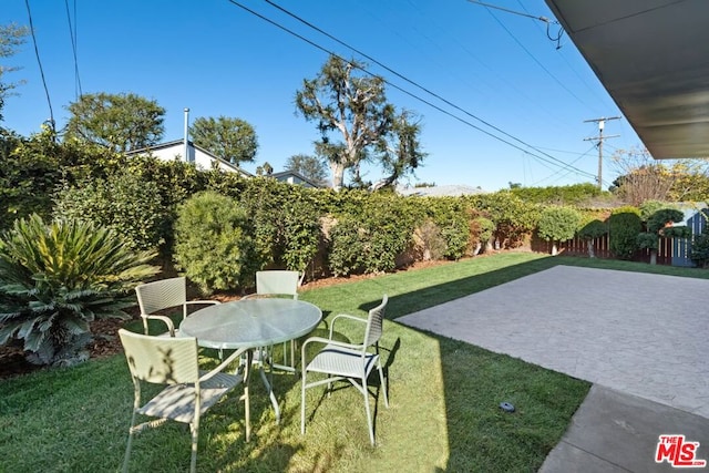 view of yard featuring a patio area