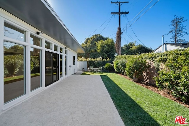 view of yard featuring a patio