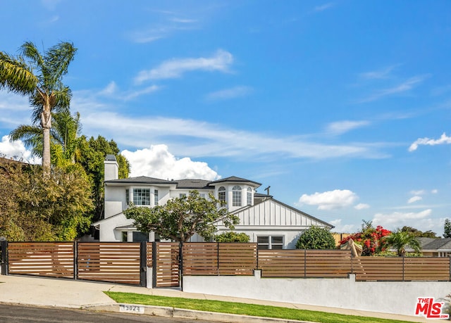 view of front of property