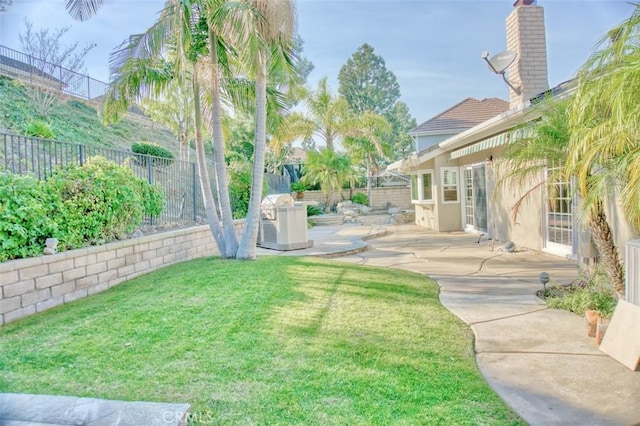 view of yard featuring a patio area