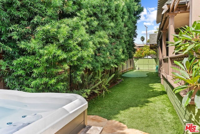 view of yard with a hot tub