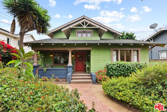 view of front facade with covered porch