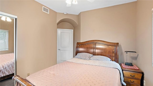 bedroom with ceiling fan